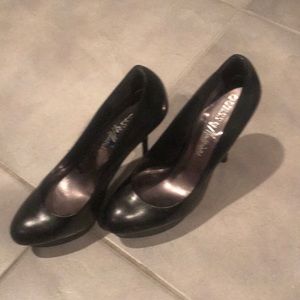 Black pump by Guess